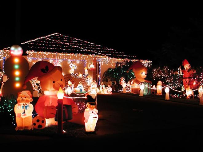 istock-172280_inflatable-bears-manger-scene-christmas-lights_s4x3-jpg-rend-hgtvcom-1280-960